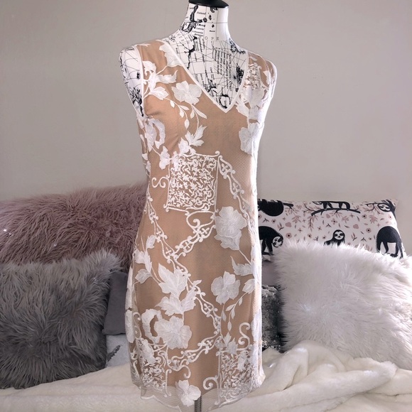 Iren Klairie Scallop Embroidered Overlay Dress - Picture 4 of 5